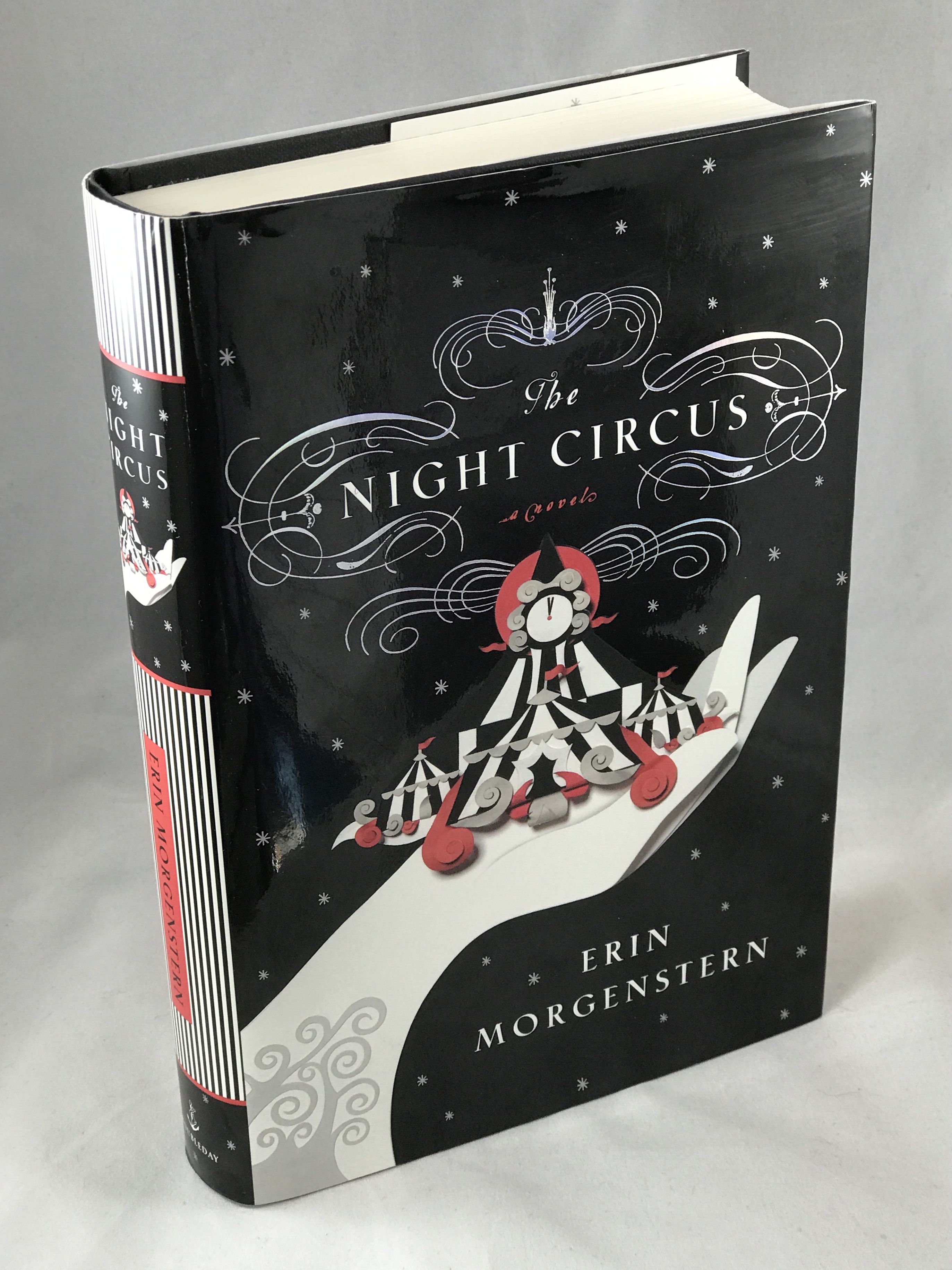 The Night Circus โดย Erin Morgenstern: นวนิยายแฟนตาซีที่ชวนให้หลงใหล